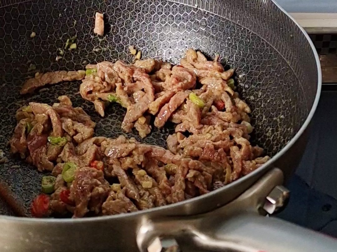 Home-made Tender and Tender Beef Shreds are Super Served with Rice...celery Fried Beef recipe