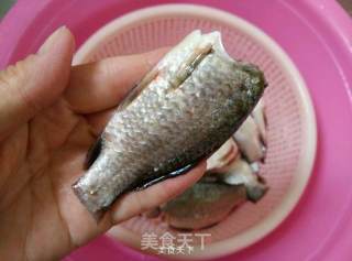 Pan-fried Small Crucian Carp recipe