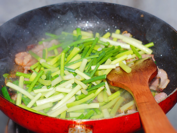 Stir-fried Pork with Garlic Sprouts recipe