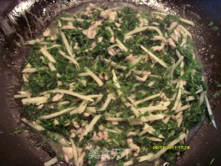 Stir-fried Shredded Pork with Shepherd's Purse and Winter Bamboo Shoots recipe
