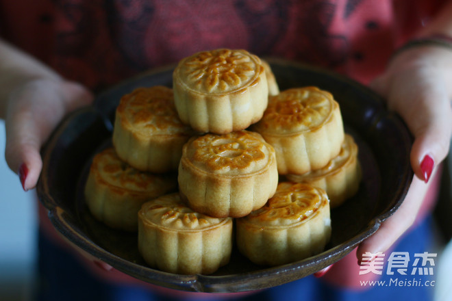 Cantonese-style Mooncake with Lotus Seed Paste and Egg Yolk (super Full Version) recipe
