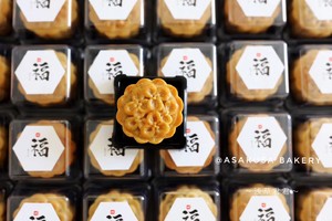 Cantonese-style Moon Cakes (oil Return Overnight) recipe