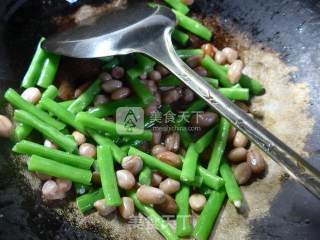 Stir-fried Plum Beans with Peanuts recipe