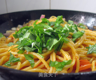 Stir-fried Spaghetti with Basil and Seafood recipe