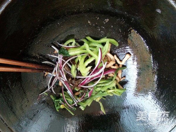 Fried Noodles with Shredded Pork recipe