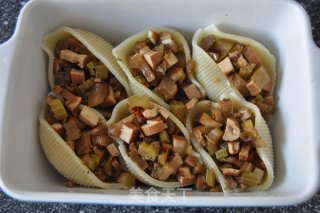 Sneak in The Middle of The Day to Make Lunch – The Small Boat Noodles (conchiglie) Loaded with Celery and Dried Fragrant Dried Celery recipe