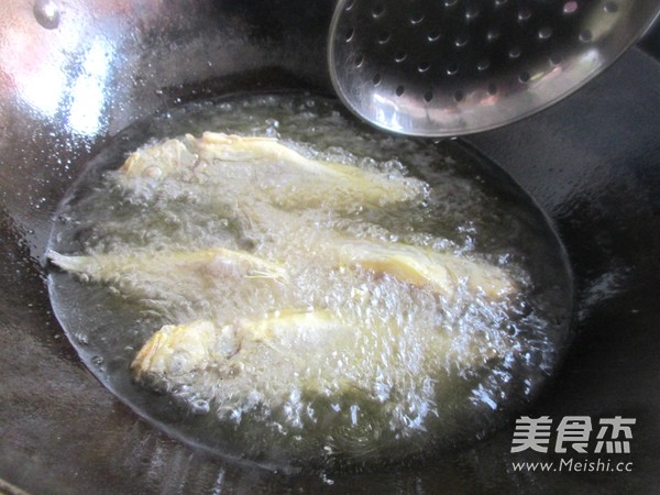 Fried Small Yellow Croaker recipe