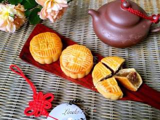 Cantonese-style Rattan Pepper Beef Mooncakes recipe