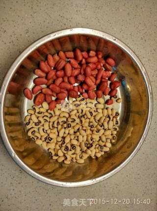 Black-eyed Peanut Chicken Feet Soup recipe