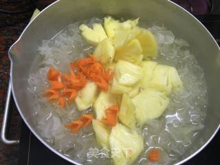 Tremella Boiled with Pineapple recipe