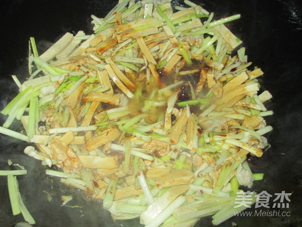 Leek Huang Xiang Dry Fried Noodles recipe