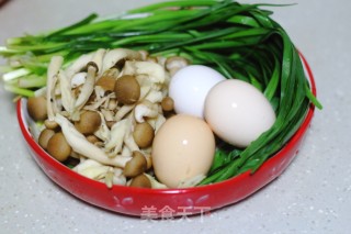 Stir-fried Mushroom and Egg with Crab Flavor with Leek recipe