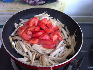 Scrambled Eggs with Pleurotus Eryngii and Tomato recipe