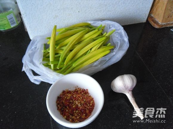 Garlic Pepper Mixed with Yellow Flowers recipe