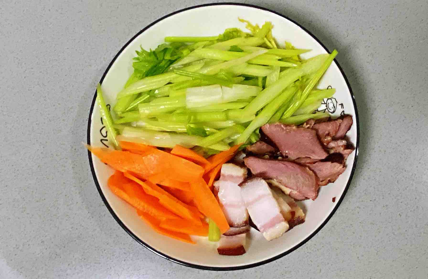 Stir-fried Celery with Bacon, Full of Cured Flavor, Crispy and Delicious~ recipe