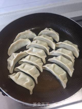 Fried Dumplings with Pork and Chives recipe