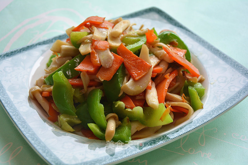 Stir-fried Double Mushrooms with Green Peppers and Carrots recipe