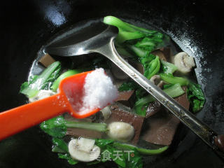 Boiled Duck Blood with Chicken and Mushrooms recipe