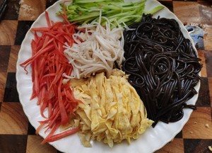 Hot and Sour Colorful Fern Root Noodles recipe