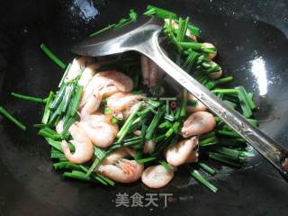 Stir-fried Jiangbai Shrimp with Leek recipe