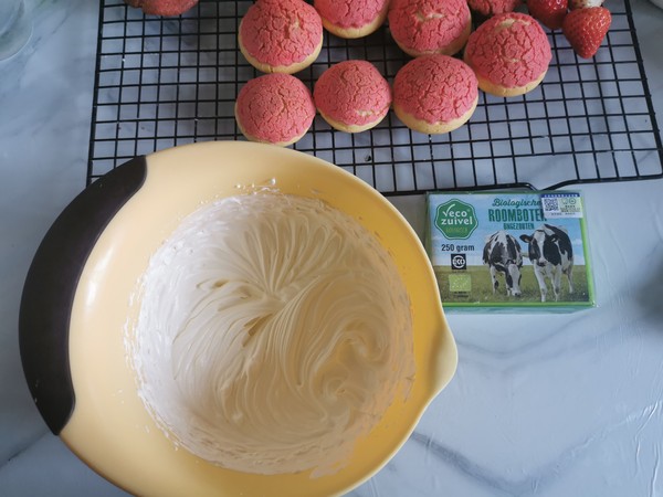 Strawberry Meringue Puffs recipe