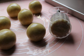 Wind Furnace Cantonese-style Bean Paste Moon Cakes recipe