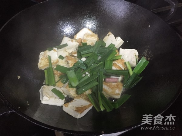 Grilled Tofu with Garlic Leaves recipe