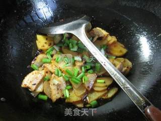 Stir-fried Potatoes with Pork Belly in Soy Sauce recipe