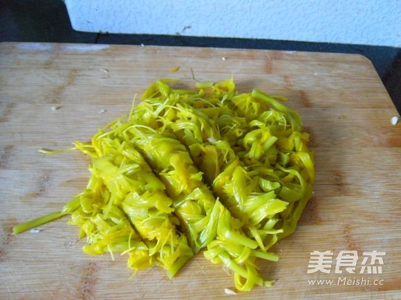 Garlic Pepper Mixed with Yellow Flowers recipe