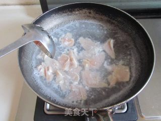 Fried Chicken with Carrots and Fungus recipe