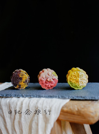 Let You Eat Four Flavors of Custard-filled Peach Mountain Mooncakes at Once