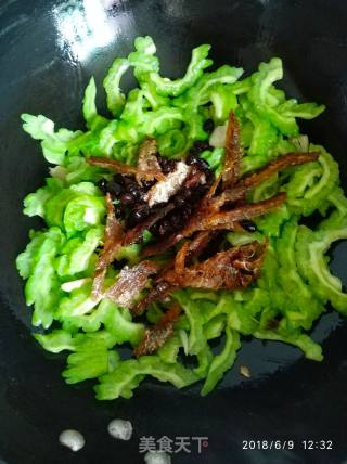 Stir-fried Bitter Gourd with Dace in Black Bean Sauce recipe