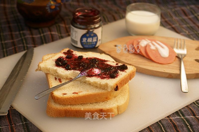 Toast Slices with Blueberry Sauce recipe