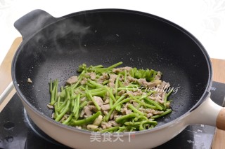 Stir-fried Shredded Pork with Sweet Potato Stalks recipe