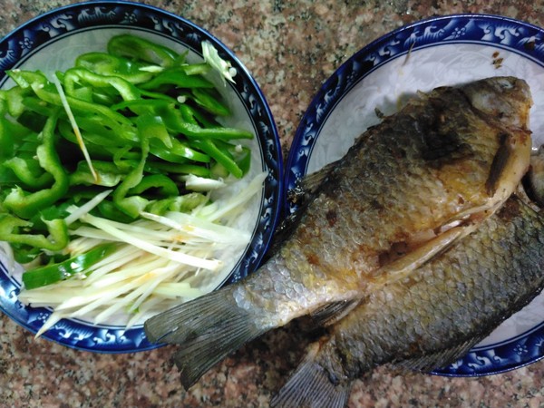 Crucian Carp with Ginger and Green Pepper recipe