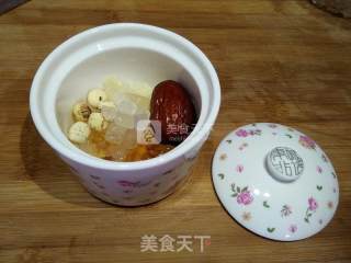 Peach Gum Tremella and Lotus Seed Soup (stewed in Water) recipe