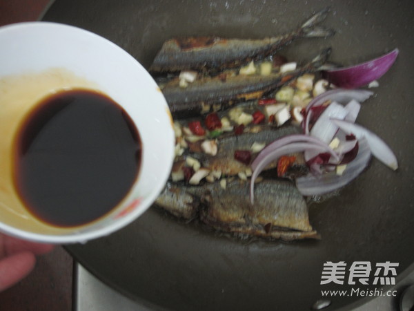 Stewed Saury with Onion and Shiitake Mushrooms recipe