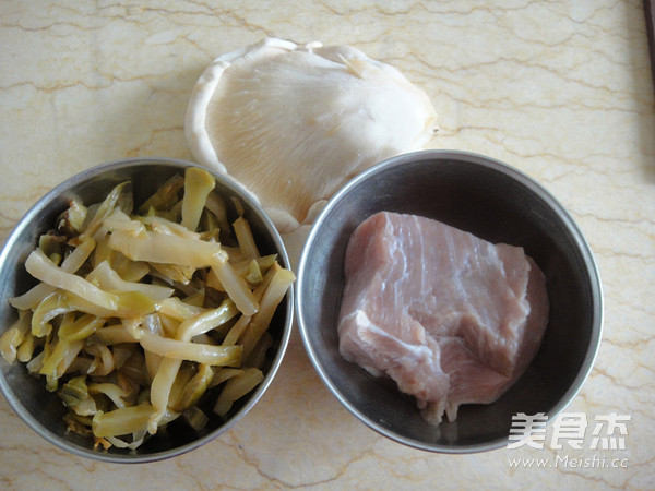 Stir-fried Shredded Pork with Bailing Mushroom and Mustard recipe