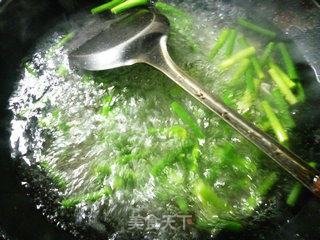 Stir-fried Lotus Leaf Egg with Oyster Mushroom and Garlic Sprouts recipe