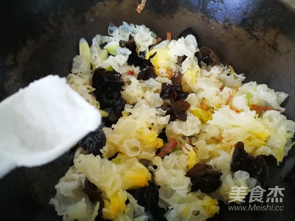 Stir-fried Double Ears with Shredded Pork recipe