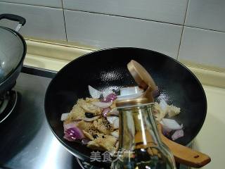 Stir-fried Beef Tripe with Black Pepper and Onion recipe