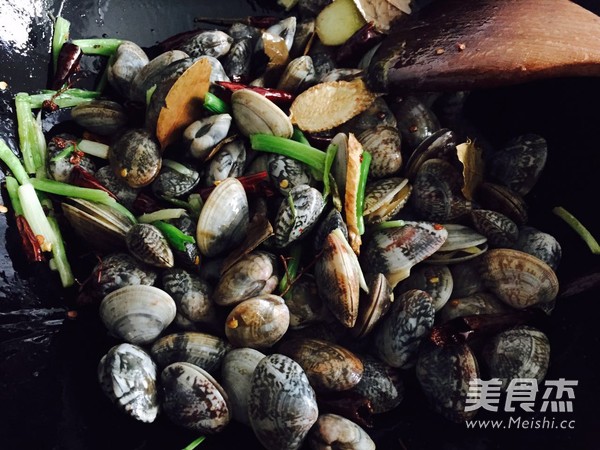 Spicy Stir-fried Flower Jiao with Meal recipe