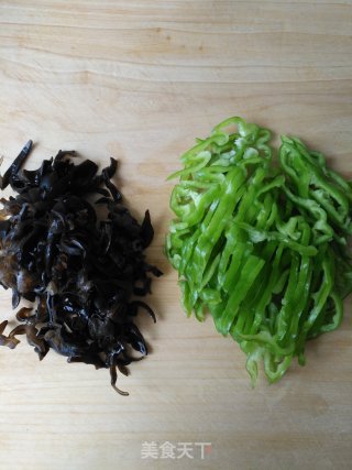 Stir-fried Rice Noodles with Green Pepper and Pork recipe