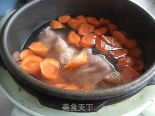 Pork Knuckle and Carrot Claypot recipe