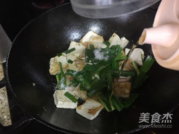 Grilled Tofu with Garlic Leaves recipe