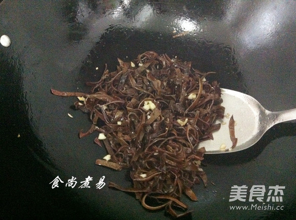 Stir-fried Chili Shredded with Fungus recipe