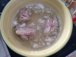 【lotus Seeds and Lily Stewed Lean Meat】----moisturizing Soup recipe