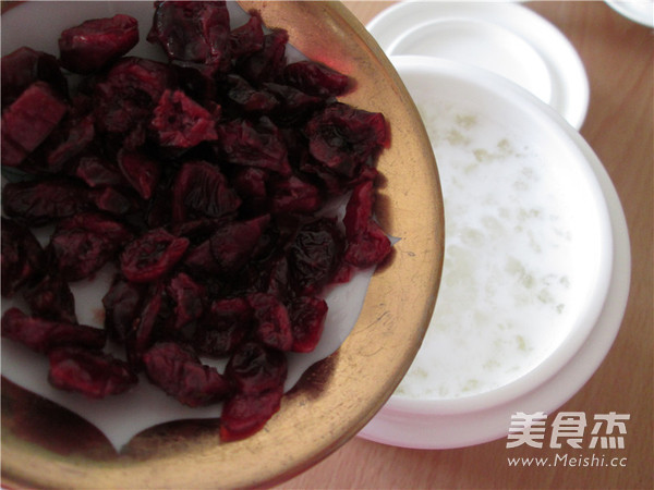 Stewed Hashima with Cranberry Milk recipe