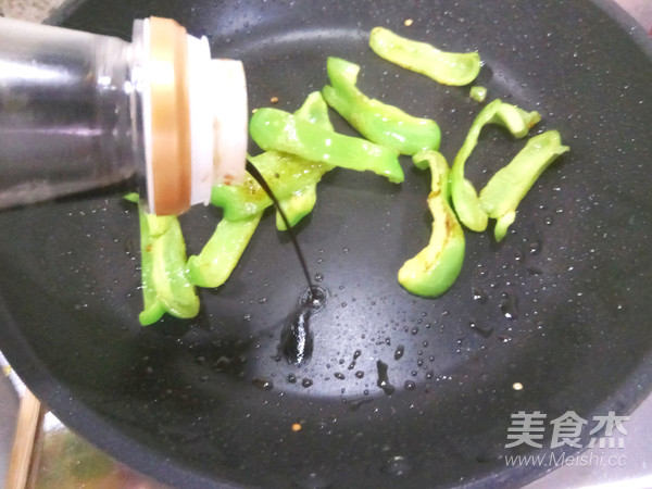 Stir-fried Poached Egg with Green Pepper recipe