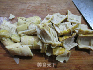 Sheep's Tail Bamboo Shoots Night Blossom Tube Bone Soup recipe